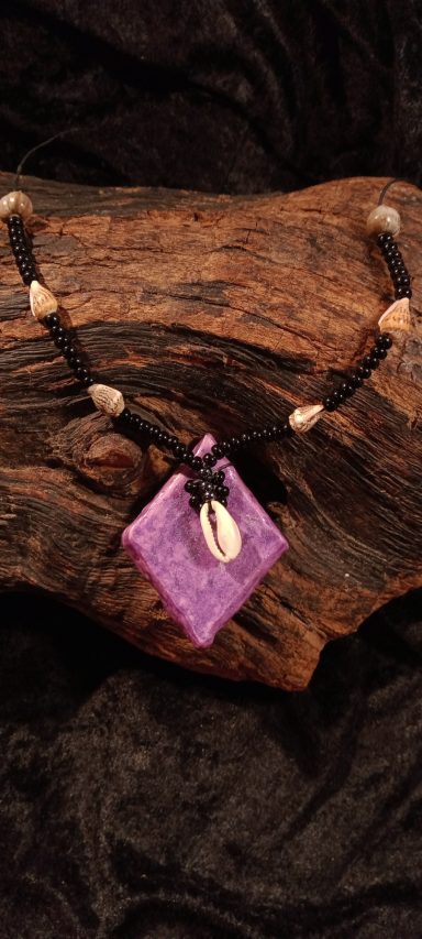 CAURI Collier avec pendentif violet en forme de carré et perles naturelles.