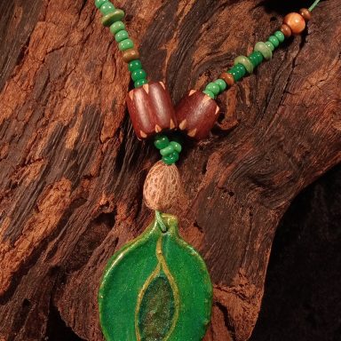 FEUILLE Collier en perles avec un pendentif en forme de feuille verte.