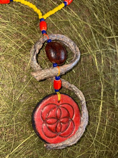 INFINITY LOOP Collier coloré avec un pendentif rouge en forme de symbole infini, perles et corde.